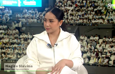 Artis Nagita Slavina hadir mendukung suaminya Raffi Ahmad bertanding tenis dalam ajang Tiba-tiba Tenis yang digelar Vindes Sport, Sabtu (12/11/2022).