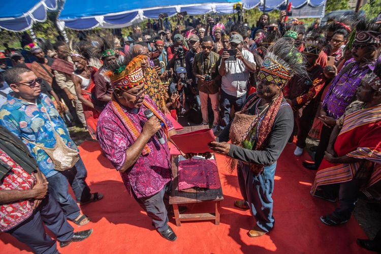 Sekretaris Daerah Sorong Selatan Dance Nauw (kedua kiri) menyerahkan SK pengakuan wilaya adat kepada Ketua Dewan Persekutuan Masyarakat Adat Knasaimos Fredrik Sagisolo (kedua kanan) dalam upacara di Teminabuan, Sorong Selatan, Papua Barat Daya, Kamis (6/6/2024).