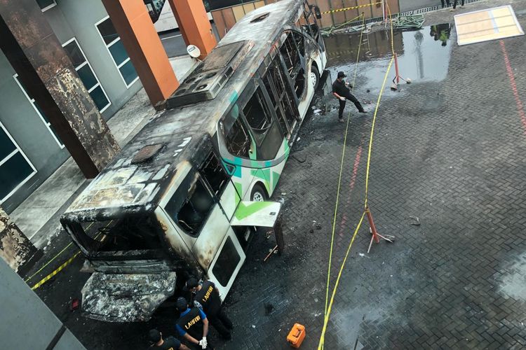 Kondisi bus yang terbakar di Bandara I Gusti Ngurah Rai, Jumat (6/9/2019).