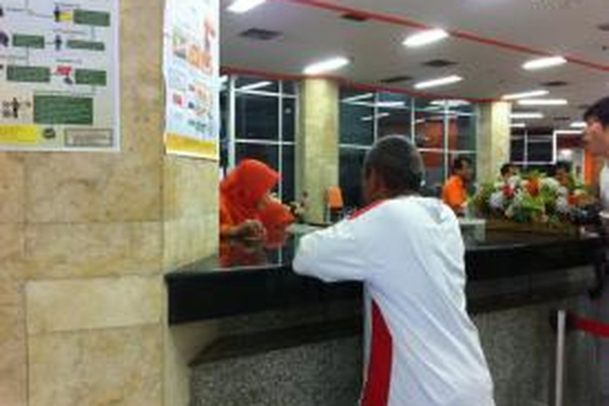 Warga mendatangi loket di Kantor Pos Pasar Baru, Jakarta Pusat, untuk mendapatkan bantuan dalam Program Simpanan Keluarga Sejahtera, Selasa (18/11/2014).