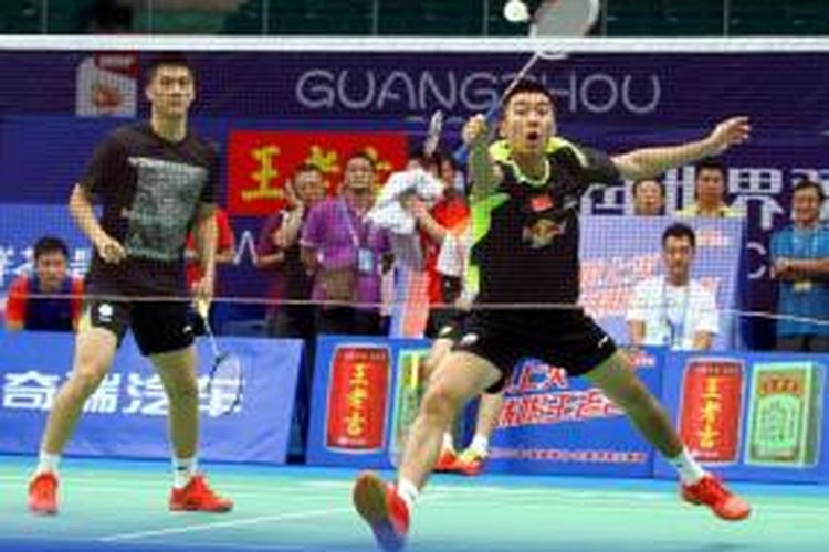 Ganda putra China, Fu Haifeng (kiri)/Hong Wei berlatih bersama di sela turnamen BWF World Championships 2013, di Tian-He Indoor Gymnasium, Guangzhou, China.