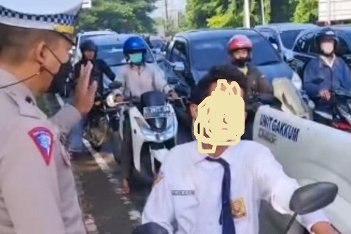 Tangkapan layar cuplikan video pelajar SMP maki-maki polantas saat ditilang di pinggir jalan di Sidoarjo pada Senin (21/11/2022).