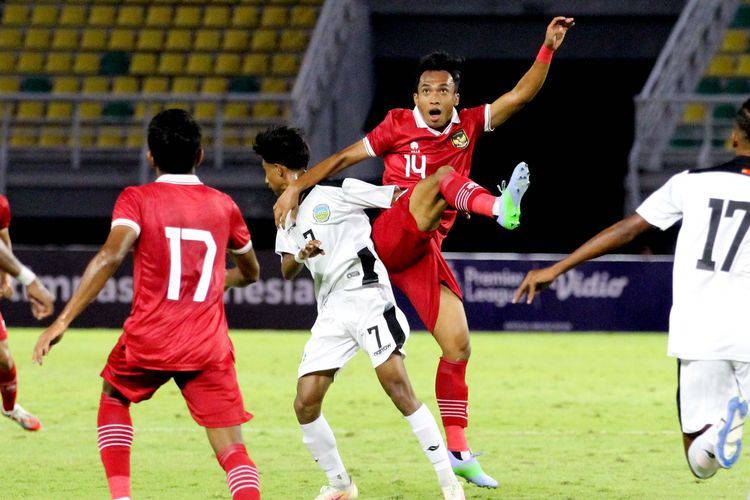 Pemain Timnas Indonesia Robi Darwis duel dengan pemain Timor Leste saat pertandingan Kualifikasi Piala Asia U20 2023 yang berakhir dengan skor 4-0 di Stadion Gelora Bung Tomo, Surabaya, Rabu (14/9/2022) malam.