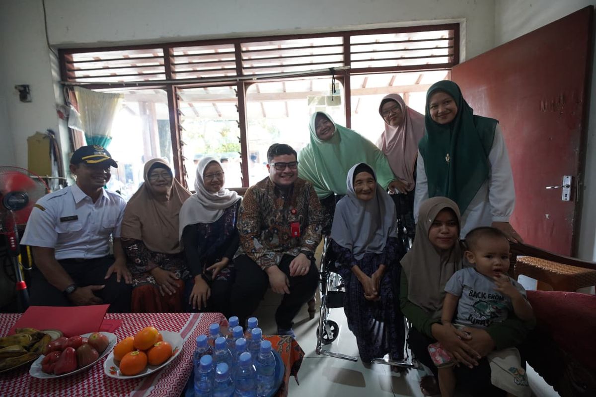 Bupati Kediri Mas Dhito dalam kunjungan ke kediaman Marsiyah di Desa Bulu, Kecamatan Semen, Kabupaten Kediri, Jawa Timur (Jatim), Rabu (29/4/2026).