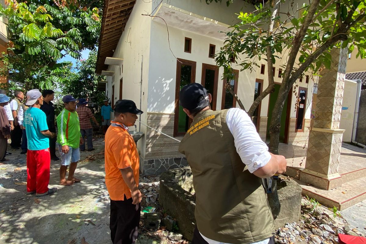 Pengadilan Agama Kabupaten Madiun mengeksekusi sebuah bangunan rumah milik pasutri Edi-Tutik yang berada di Desa Jiwan, Kecamatan Jiwan, Kabupaten Madiun, Jawa Timur, Senin (28/4/2025).