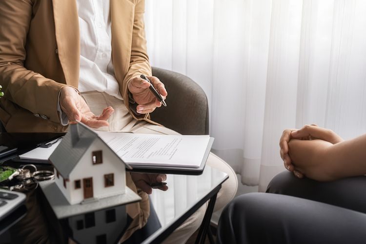 Ilustrasi menjual rumah, proses jual beli rumah.