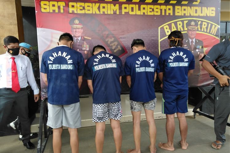 Tampak Kapolresta Bandung Kombes Hendra Kurniawan tengah memperlihatkan pelaku dan barang bukti. Empat pelaku ini merupakan pelaku penganiayaan yang menyebabkan kematian Adang Suganda (28).