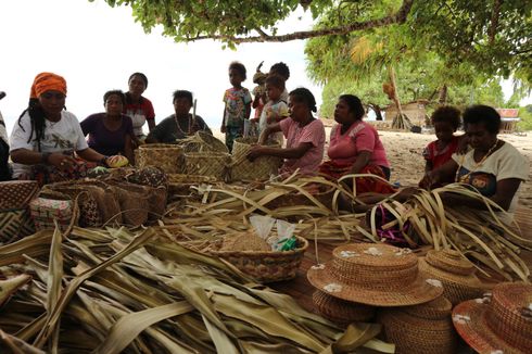 Asyiknya Membuat Noken di Pulau Sauwandarek Raja Ampat