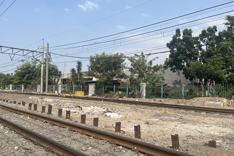 Remaja Kerap Tawuran di Rel Dekat Mal Season City Jakbar, Warga: Apa yang Diributin Coba?
