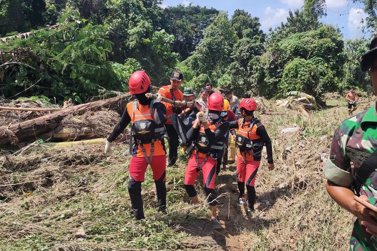 Pengangkatan jenazah Hajifah (7) penumpang travel yang terseret banjir bandang di Kabupaten Ogan Komering Ulu (OKU), Sumatera Selatan, Jumat (24/5/2024).