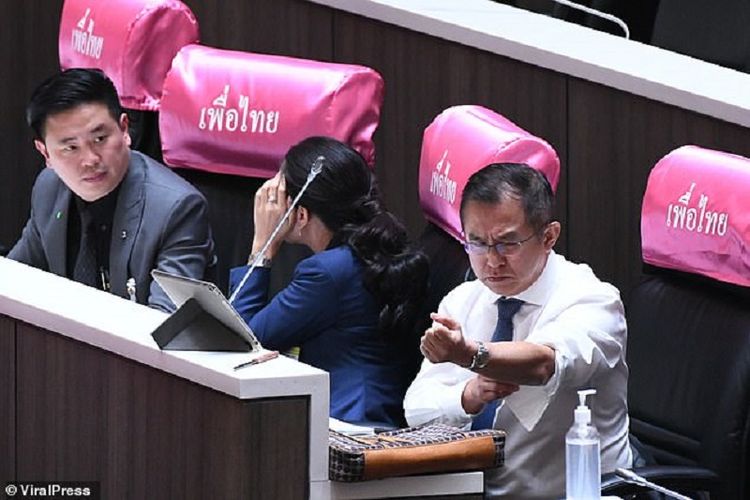 Politisi dari oposisi Thailand, Wisarn Techatheerawat, menggulung lengan baju dan menunjukkan tanganya sebelum dia menyayat bagian pergelangan. Aksi itu dia lakukan sebagai bentuk protes karena Perdana Menteri Prayut Chan-o-cha dianggap mengabaikan demonstrasi yang tengah terjadi di sana.