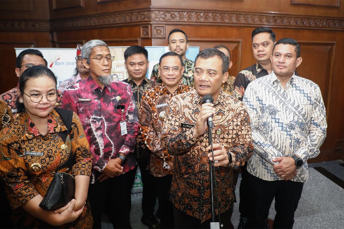 Ahmad Luthfi bersama jajaran pemprov dan instansi terkait usai penandatanganan nota kesepakatan percepatan pemenuhan kebutuhan rumah layak huni di Jawa Tengah