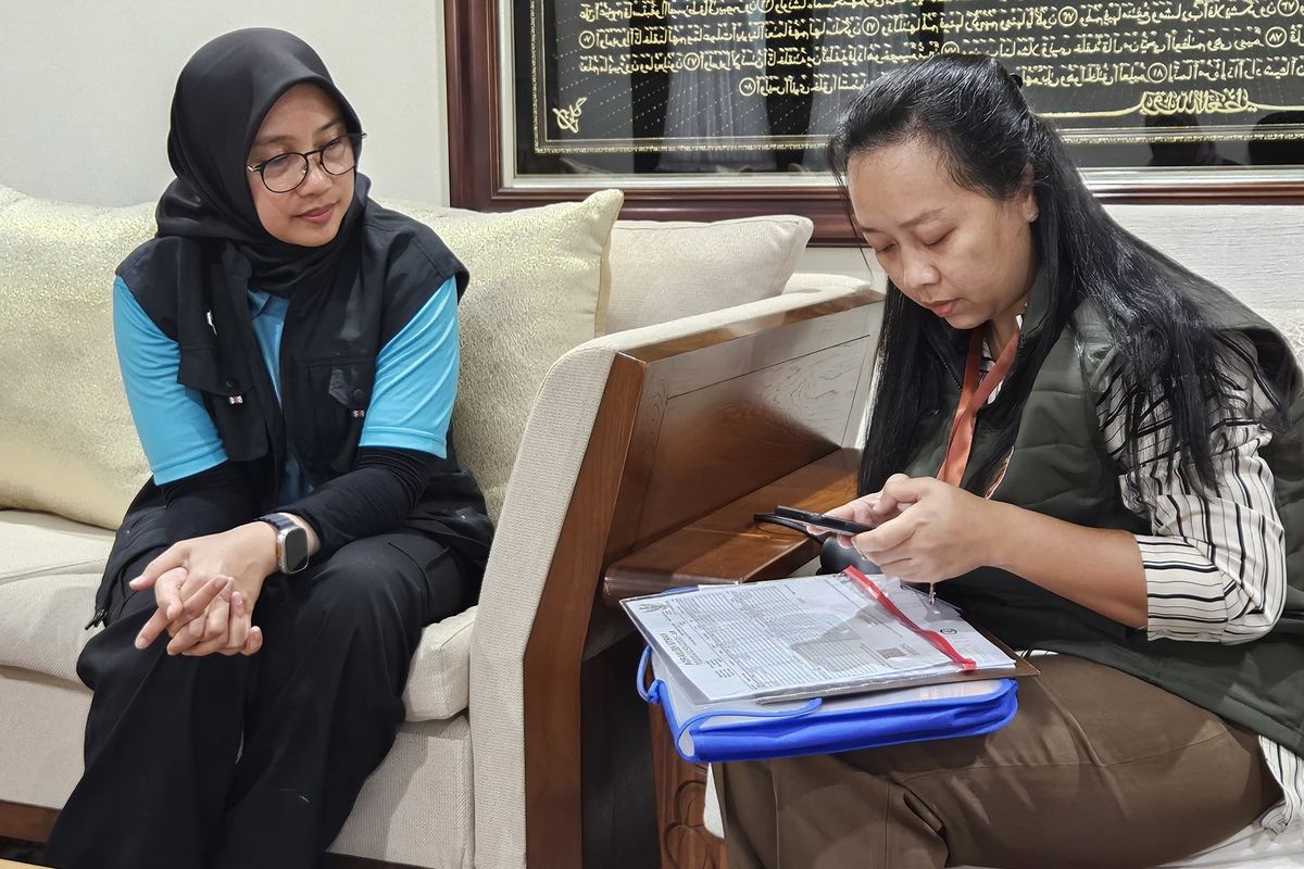 Bupati Banyuwangi Ipuk Fiestiandani Azwar Anas saat dilakukan coklit oleh petugas Pantarlih untuk Pilkada Banyuwangi, Selasa (23/7/2024).