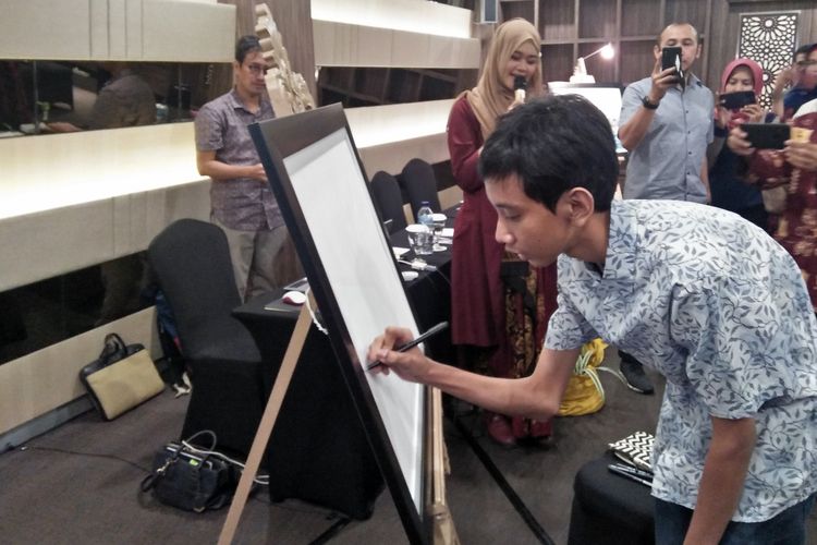 Ariel Ramadhan saat menunjukkan bakat melukis yang dimiliki kepada para pengunjung pameran.