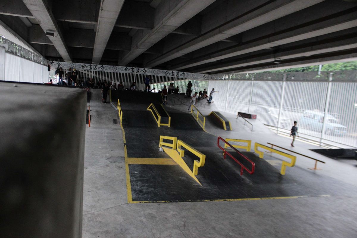 Suasana skatepark di kolong jalan layang Pasar Rebo, Jakarta Timur, Minggu (5/1/2020). Sebelum dibangun skatepark, area di bawah jalan layang Pasar Rebo ini adalah lahan kosong dan dimanfaatkan para pemulung, dan pedagang kali lima (PKL) mangkal.