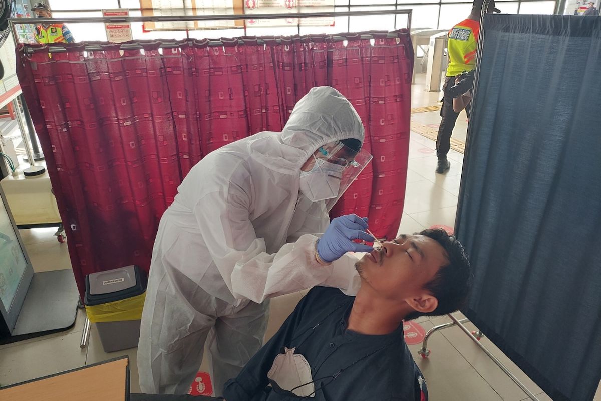 Rizal, salah seorang penumpang di Stasiun Tangerang, Kota Tangerang, tengah menjalani tes cepat antigen secara acak pada Senin (21/6/2021).