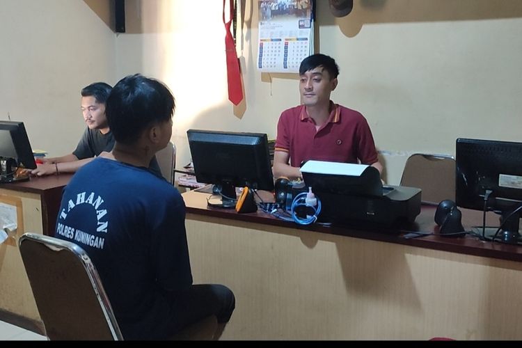 Kapolres Kuningan AKBP Willy Andrian, memberikan keterangan pasca penangkapan inisial FS, penagih hutang asal Sumatera yang mencabuli anak nasabah hingga trauma, di Mapolres Kuningan, Jumat (23/6/2023)