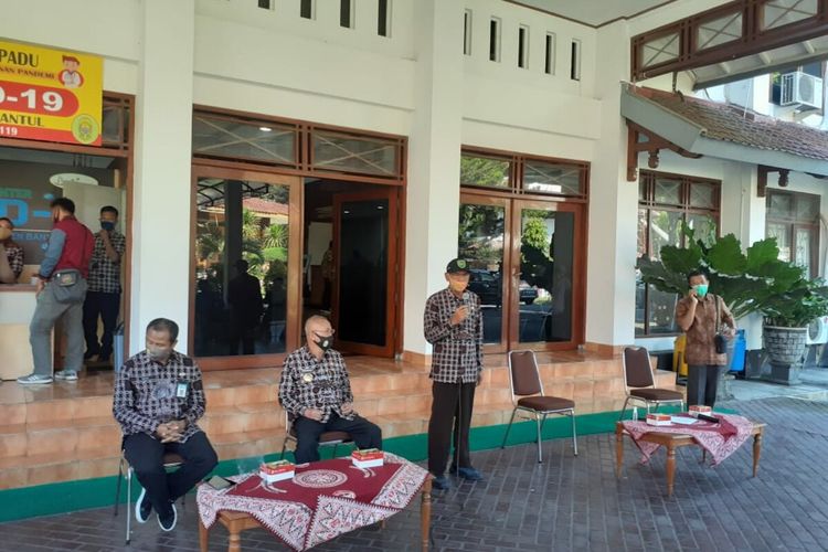 Sekda Kabupaten Bantul Helmi Jamharis (berdiri) Bupati Bantul Suharsono (Kanan Sekda) Memberikan Keterangan Pers terkait Penanganan Corona di Kantor Pemkab Bantul Kamis (23/7/2020)