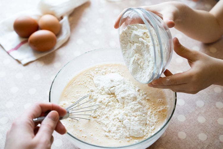 Cake flour merupakan tepung kue yang bertekstur halus dan memiliki kandungan protein gluten lebih rendah daripada tepung serbaguna.