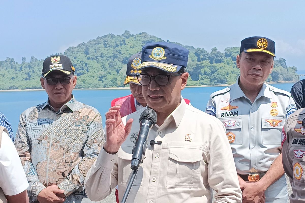 Menteri Perhubungan Budi Karya Sumadi menyebut jumlah pemudik tahun 2024 diprediksi meningkat 50 persen dibandingkan tahun lalu. Budi pun meminta ASDP mengerahkan kapal besar dan cepat terutama di Pelabuhan Merak. Sabtu (23/3/2024).