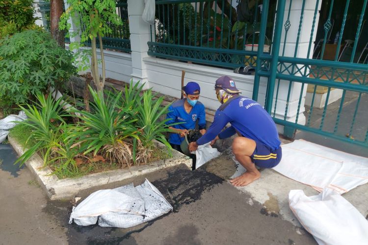 Petugas Satpel SDA Kecamatan Pademangan, Jakarta Utara sedang membersihkan sedimen lumpur dan sampah di saluran air yang berada di kawasan Ancol, Pademangan, Jakarta Utara, Rabu (11/5/2022)