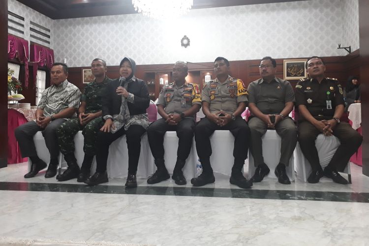 Wali Kota Surabaya Tri Rismaharini bersama jajaran Forkopimda Kota Surabaya saat sesi jumpa pers terkait persiapan dan pengaman Pemilu 2019 di rumah dinas wali kota, Surabaya, Selasa (26/3/2019).