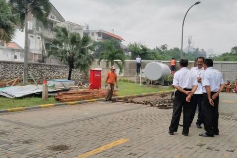 Pop Hotel Kemang Bongkar Halaman di Bantaran Kali Krukut