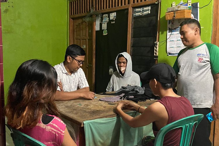 Polres Metro Tangerang Kota menangkap seorang wanita berinisial IW (23) yang diduga pelaku tindak pidana prostitusi online. IW digerebek bersama pelanggannya di sebuah rumah kontrakan di Jalan Samaun RT 4 RW 3 Kelurahan Sumur Pacing, Kecamatan Karawaci, Kota Tangerang pada Senin (27/3/2023) malam. 