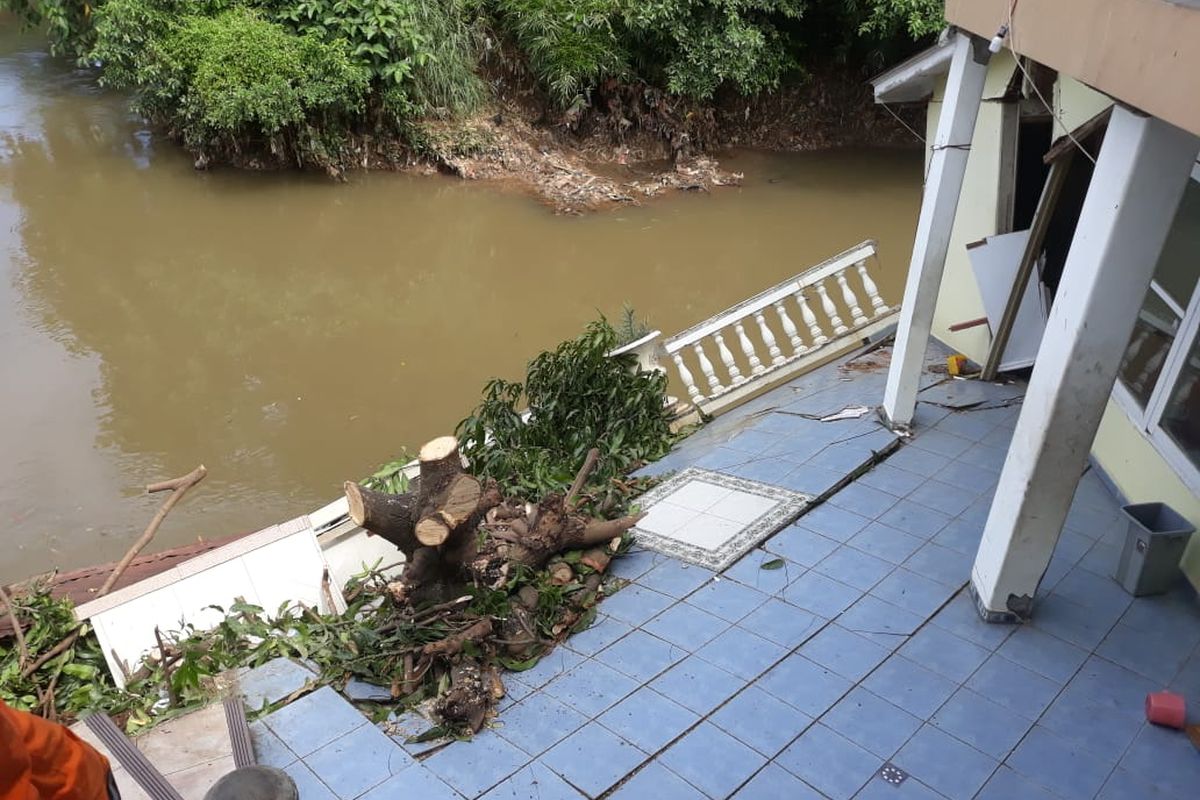 Sebuah bangunan di bantaran Kali Ciliwung, Bidara Cina, Jakarta Timur, rusak akibat longsor yang terjadi pada Minggu (18/3/2019) kemarin. 