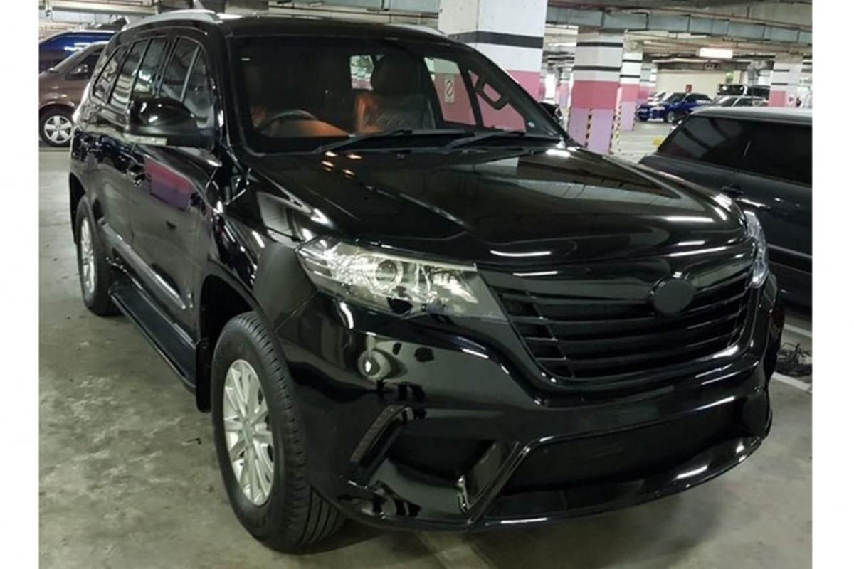 SUV misterius di parkiran pusat perbelanjaan. Mirip dengan ESEMKA Garuda 1