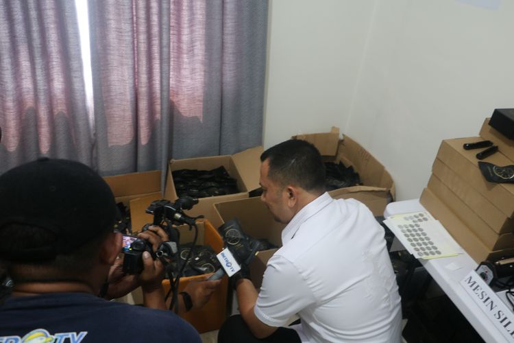  Direktur Reserse Narkoba Polda Sumut, Kombes Pol Jean Calvijn Simanjuntak saat menunjukan vape narkoba yang diproduksi di Apartemen Mewah di Kota Medan, Senin (30/6/2025).