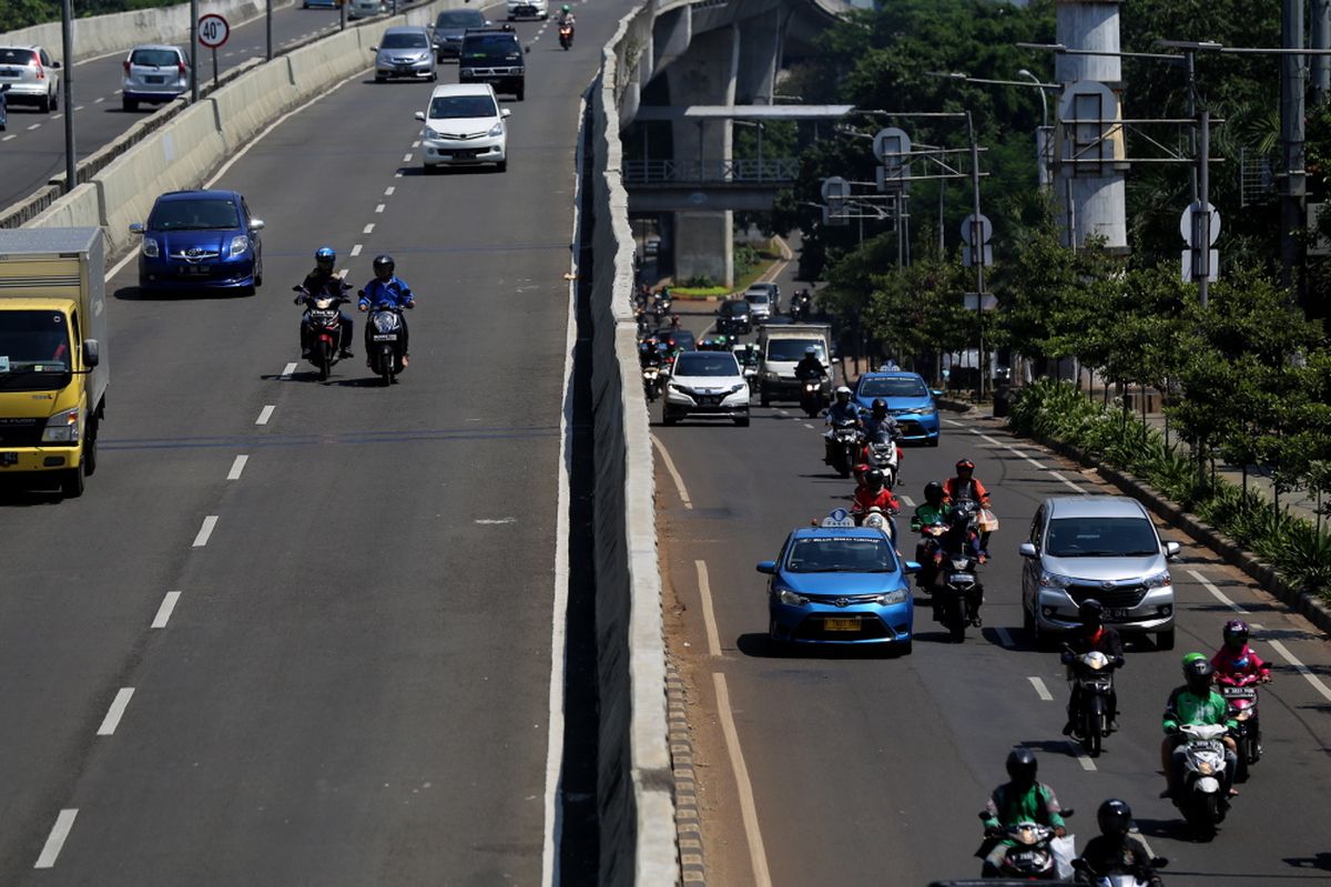 Pengendara sepeda motor menerobos ke jalan layang non tol (JLNT) Kampung Melayu-Tanah Abang, Jakarta Selatan, Rabu (26/7/2017). Pengendara motor masih nekat memasuki dan melintasi JLNT tersebut baik dari arah Tanah Abang maupun Kampung Melayu.