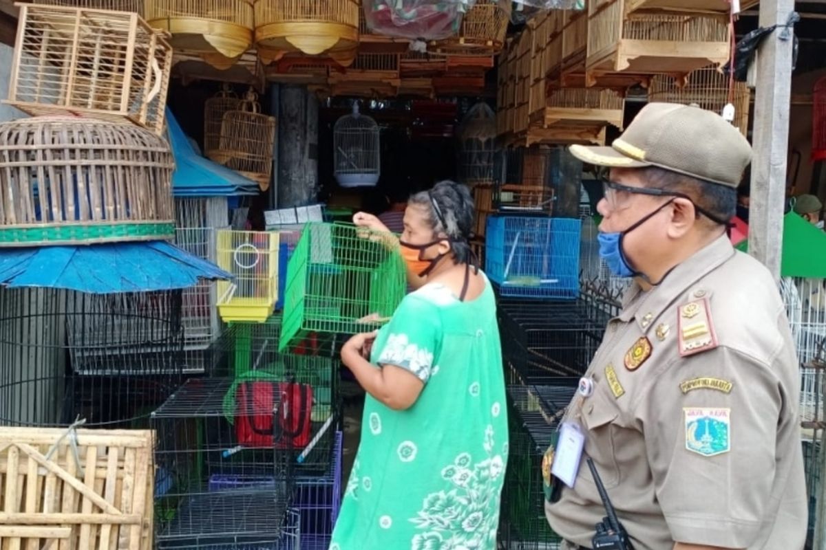 Penutupan paksa sejumlah toko di Pasar Burung Pramuka, Matraman, Jakarta Timur yang masih beroperasi di tengah PSBB, Kamis (30/4/2020).