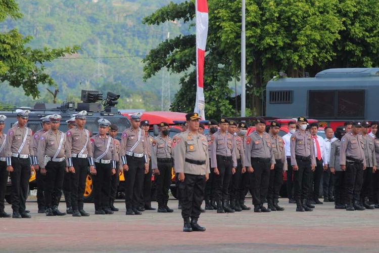 Ribuan pasukan gabungan TNI Polri mengikuti apel gelar pasukan Operasi Lilin Salawaku 2022 dalam rangka pengamanan Natal 2022 dan tahun Baru 2023 berlangsung di lapangan Letkol Pol Chr Tahapary, Kota Ambon, Kamis (22/12/2022).