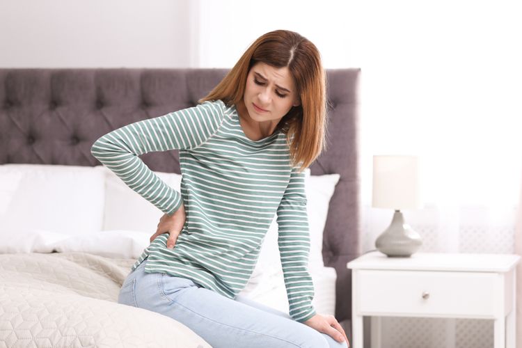 Postur tubuh yang buruk adalah salah satu penyebab sakit pinggang pada wanita.