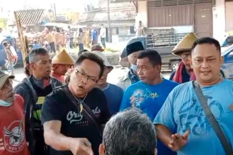 Pedagang hewan ternak adu mulut dengan petugas di Pasar Hewan Ajibarang, Kabupaten Banyumas, Jawa Tengah, Rabu (18/5/2022) siang.