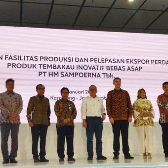 PT HM Sampoerna Tbk (HMSP) meresmikan fasilitas produksi produk tembakau inovatif bebas asap di Karawang, Jawa Barat, Kamis (12/1/2023).
