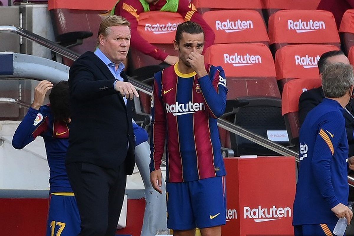 Antoine Griezmann mendapat instruksi dari pelatih Ronald Koeman sebelum ia masuk ke lapangan pada laga El Clasico Barcelona vs Real Madrid di Stadion Camp Nou, 24 oktober 2020.