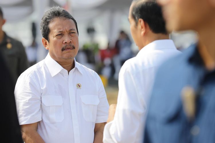 Menteri Kelautan dan Perikanan Sakti Wahyu Trenggono dalam acara peresmian modeling kawasan tambak budi daya ikan nila salin di BLUPPB, Karawang, Jawa Barat, Rabu (8/5/2024). 