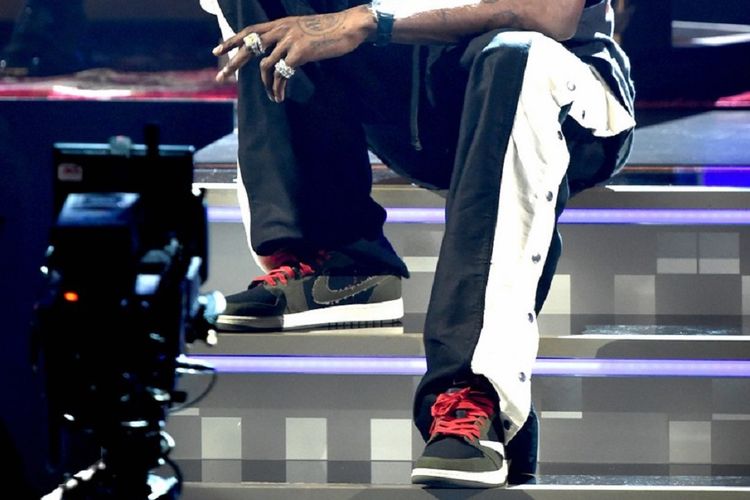 Sepatu Air Jordan 1 yang dikenakan Travis Scott di ajang Grammy Awards.