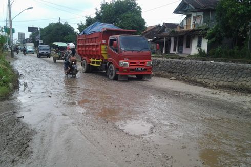 Waskita Hanya Perbaiki 2 Kilometer Jalan Rusak di Kendal 