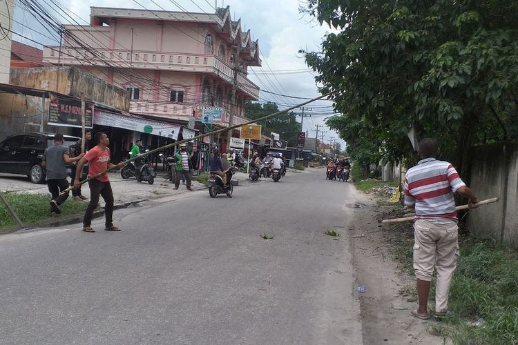 A number of residents tried to get of the cobra from the tree to catch it on Jalan Bangau Sakti, Simpang Baru Village, Bina Widya District, Pekanbaru City, Riau, Monday, March 29.
