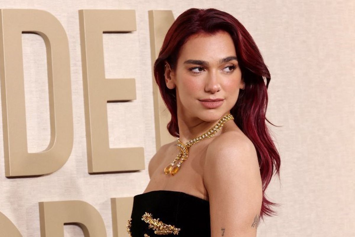 Penyanyi Dua Lipa menghadiri malam penghargaan Golden Globe Awards ke-81 yang digelar di Beverly Hilton Hotel di Beverly Hills, California, Minggu (7/1/2024)
