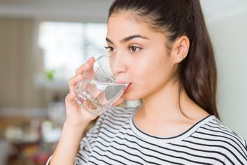 Aturan Minum Air Putih saat Puasa untuk Memenuhi Kebutuhan Cairan