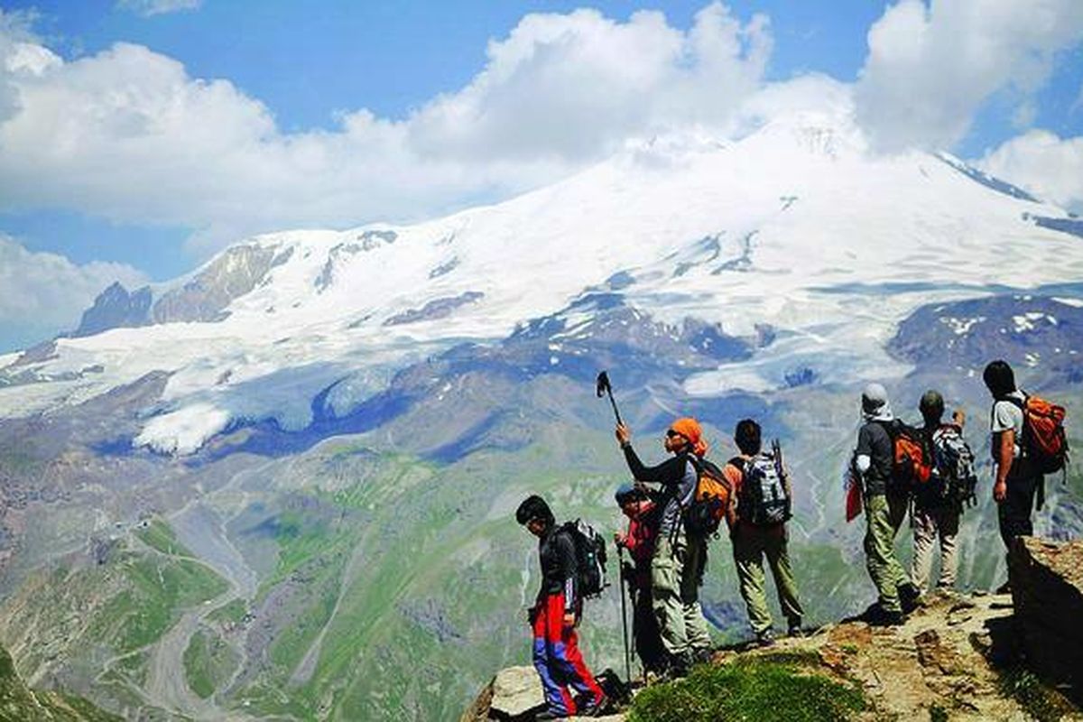Tim Ekspedisi Tujuh Puncak Dunia dari Wanadri beraklimatisasi atau berlatih menyesuaikan diri dengan ketinggian berkadar oksigen tipis di perbukitan Cheget, Rusia selatan, Selasa (10/8) siang. Aklimatisasi diperlukan guna menunjang pendakian puncak kembar Elbrus (latar belakang), puncak tertinggi di Eropa.