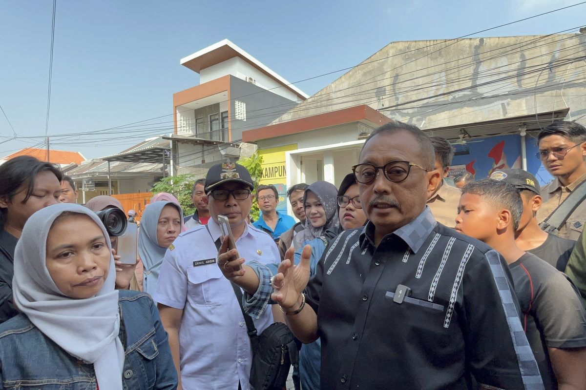 Wakil Wali Kota Surabaya, Armuji, saat melakukan sidak ke rumah Bisri atas dugaan penipuan tanah kavling, Rabu (9/7/2025).