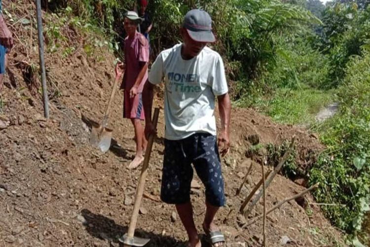 Warga Desa Huku Kecil, Kecamatan Elpaputih, Kabupaten Seram Bagian Barat, Maluku memperiabiki jalan yang puluhan tahu lalu dibuka sebuah perusahan kayu di wilayah itu, Kamis (26/8/2021)