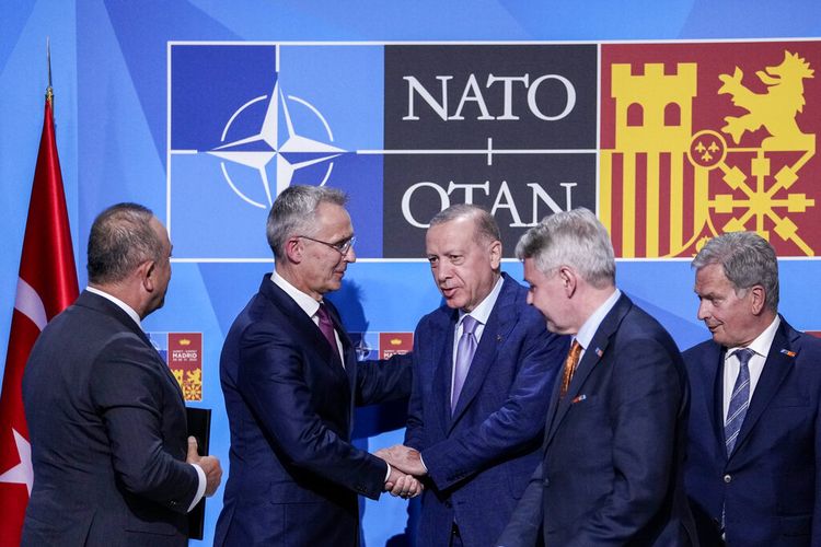 Presiden Turki Recep Tayyip Erdogan, tengah, berjabat tangan dengan Sekretaris Jenderal NATO Jens Stoltenberg, kedua dari kiri, setelah menandatangani sebuah memorandum di mana Turki menyetujui keanggotaan aliansi pertahanan Finlandia dan Swedia di Madrid, Spanyol pada Selasa, 28 Juni 2022. 