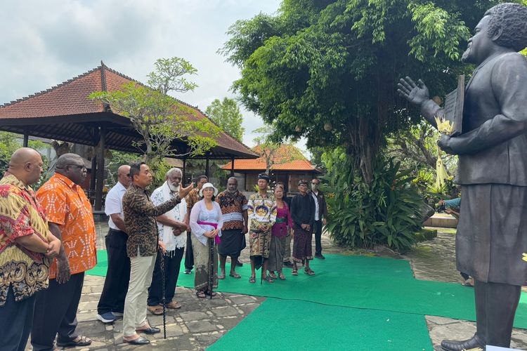 Patung Sir Michael Somare di Port Moresby merupakan karya seniman Indonesia, I Gede Sarantika, yang menandai 50 tahun hubungan diplomatik antara Indonesia dan Papua Nugini. Ide pembuatan patung ini diinisiasi sejak 2023 oleh Wakil Ketua Parlemen PNG, Hon. Johnson Wapunai bersama Presiden The Rudana Fine Art Institution, Putu Supadma Rudana, dengan dukungan pendiri Museum Rudana, Nyoman Rudana.