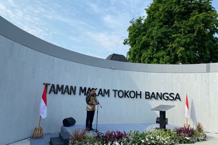 Gubernur DKI Jakarta Anies Baswedan saat meresmikan Taman Makam Tokoh Bangsa yang terletak di Taman Pemakaman Umum (TPU) Karet Bivak, Jakarta Pusat, Kamis (13/10/2022).